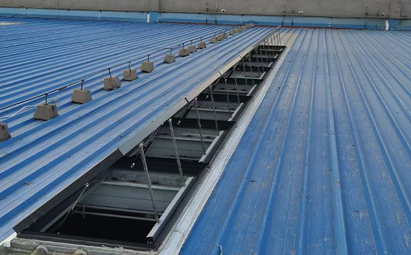 某城市大型商业综合体中庭天水排烟窗工程